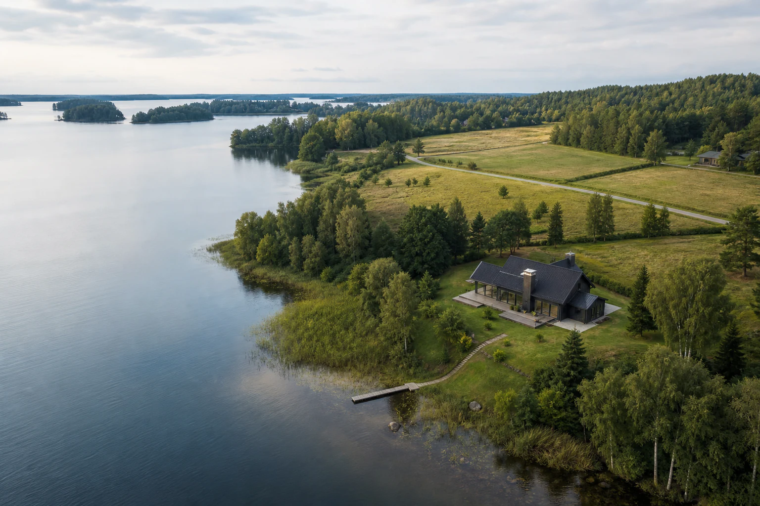 Molėtų krašto ežerų ir sodybos vaizdas